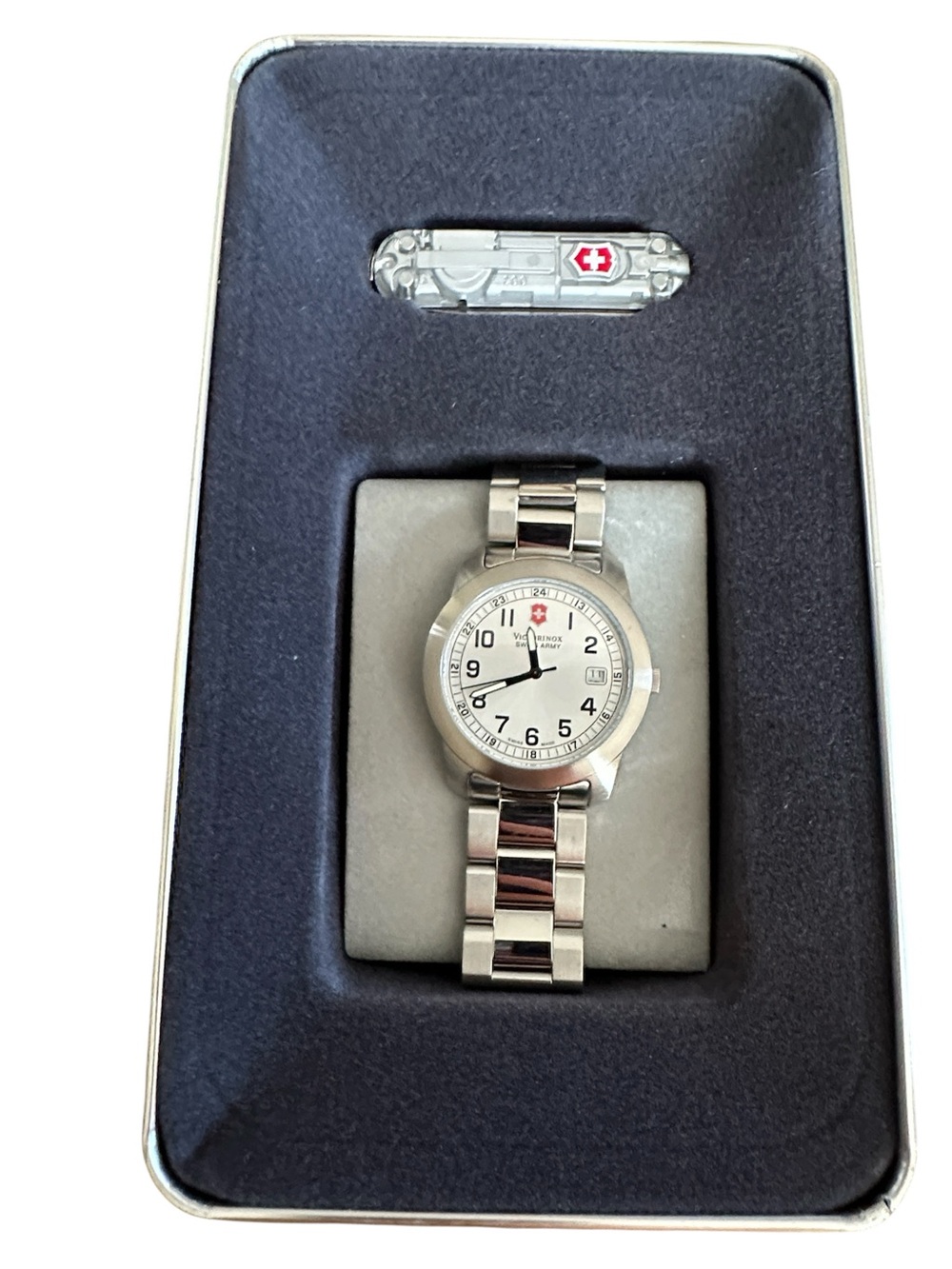 Victorinox Swiss army watch with tin - Picture 2 of 6